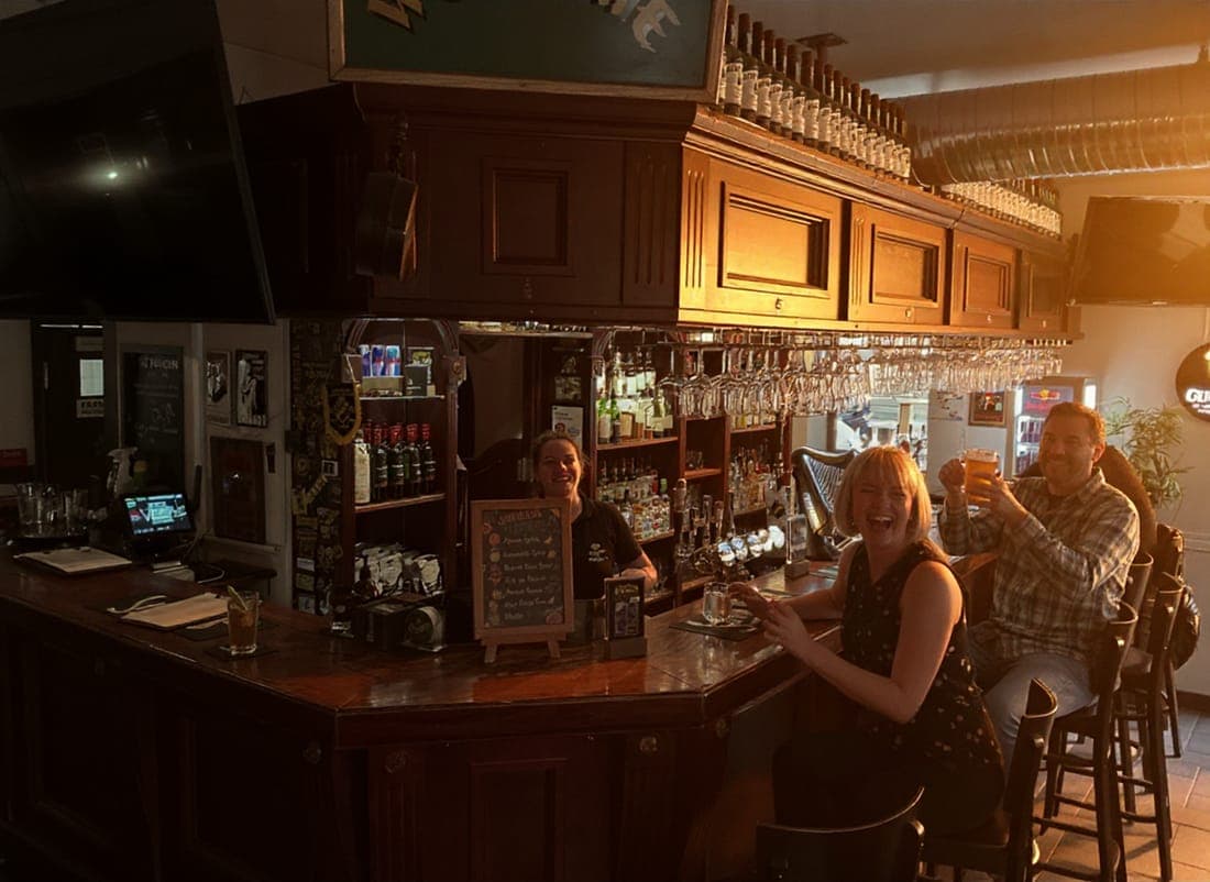 Uteserveringen på Dick Turpin Pub i kvällssol